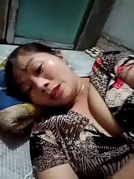 Snapshot of vangkt-cute chatting on December 2025 06:31:01 AM vangkt-cute online show from December 2025 06:31:01 AM