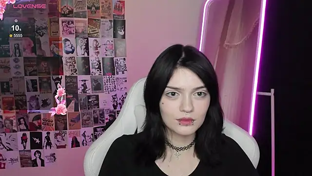 Snapshot of EmmaDarkk chatting on November 2025 11:42:02 AM EmmaDarkk online show from November 2025 11:42:02 AM