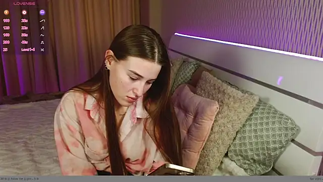 Snapshot of cutie_violet chatting on December 2025 08:12:02 AM cutie violet online show from December 2025 08:12:02 AM