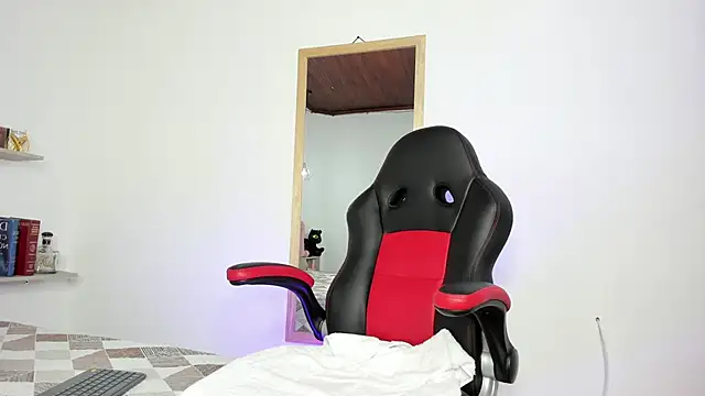 Miia Ferrer  online show from November 2025 04:20:01 PM