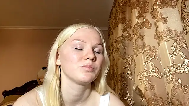 LynellMahe online show from December 2025 10:42:01 AM