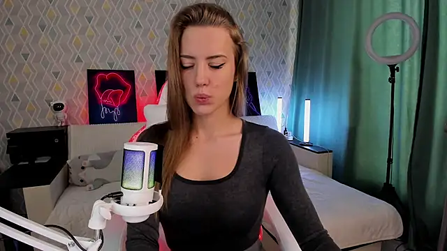 ElllySun online show from November 2025 04:44:01 AM