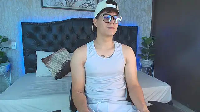 MaxxiCruzz online show from November 2025 04:15:01 AM