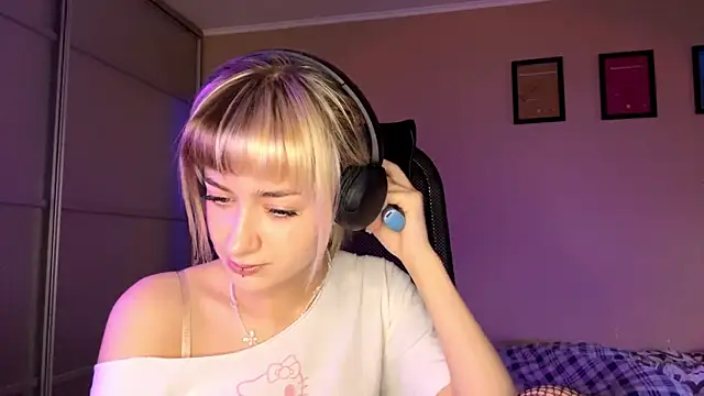 EmilySkyline online show from November 2025 05:06:02 AM