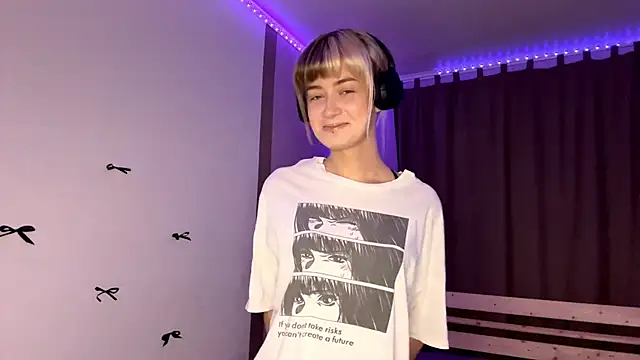 EmilySkyline online show from November 2025 01:11:01 PM