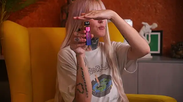 IsauraGarratt online show from November 2025 12:15:02 PM