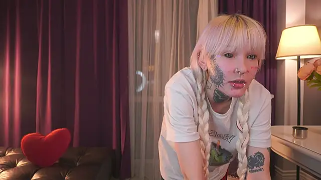 IsauraGarratt online show from November 2025 02:43:02 PM