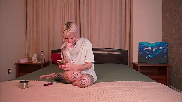 IsauraGarratt online show from November 2025 02:07:01 PM