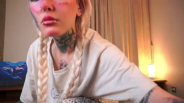 IsauraGarratt online show from November 2025 02:20:02 PM