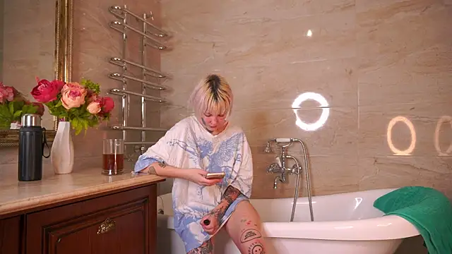 IsauraGarratt online show from November 2025 01:47:02 PM