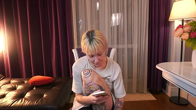 IsauraGarratt online show from November 2025 01:37:02 PM