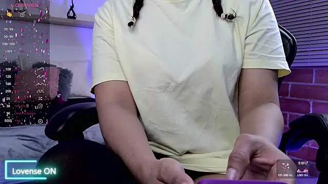 Amelia-Voss online show from November 2025 02:06:01 PM