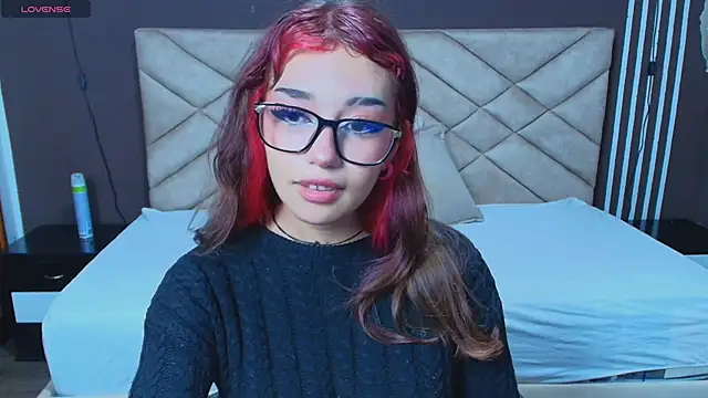 Laracooper  online show from November 2025 06:03:02 PM