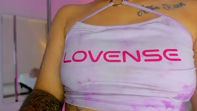 Snapshot of SnakeMuse chatting on November 2025 03:41:01 AM SnakeMuse online show from November 2025 03:41:01 AM