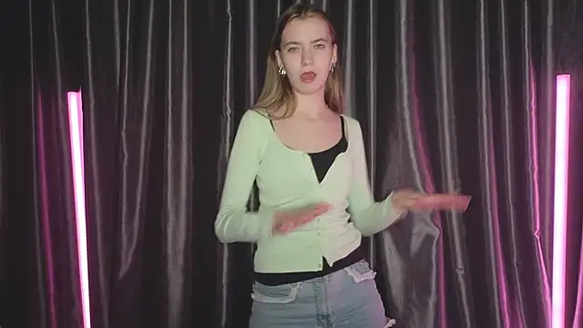 Snapshot of RochelCozzi chatting on November 2025 08:20:01 PM RochelCozzi online show from November 2025 08:20:01 PM