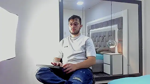 Ethan Greys online show from November 2025 04:03:02 AM