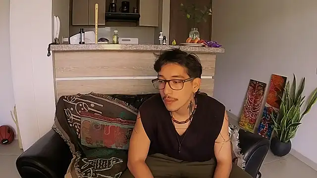 ChloeAndYan online show from November 2025 06:55:02 PM