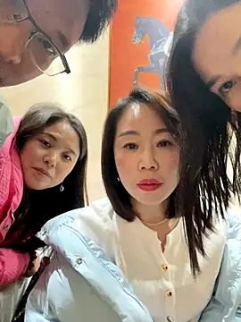 xiaoling2358 online show from December 2025 01:18:01 PM