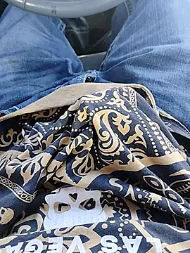 critter009 online show from November 2025 04:33:01 PM