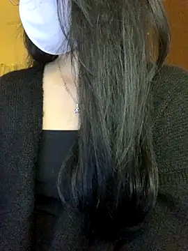 Hanni 22 online show from November 2025 04:18:02 PM