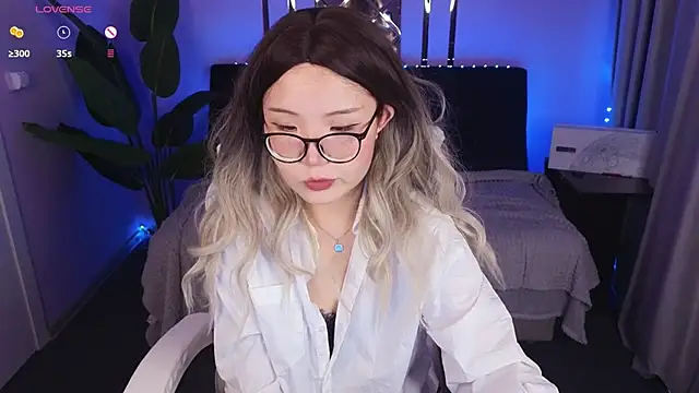 Erica Asti online show from November 2025 03:27:02 PM