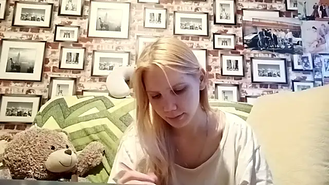 EvieBaggette online show from November 2025 07:35:02 AM