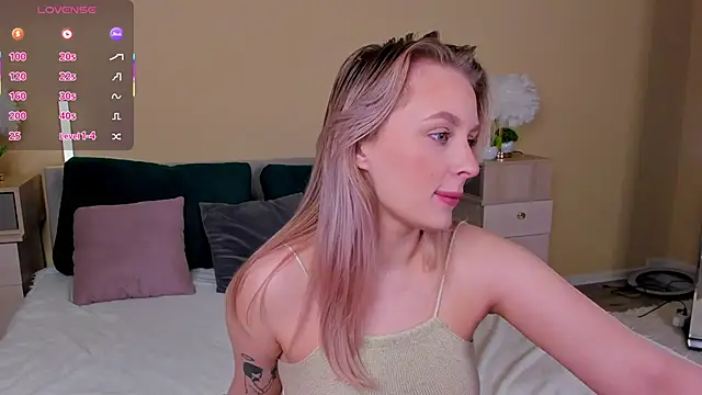 Snapshot of KiraRuiz chatting on February 2026 01:21:02 AM KiraRuiz online show from February 2026 01:21:02 AM