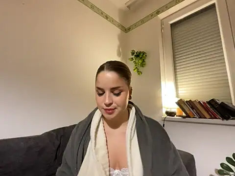 BBoglarka online show from November 2025 03:35:01 PM