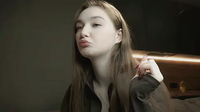 Eliravelvet online show from November 2025 06:00:02 PM