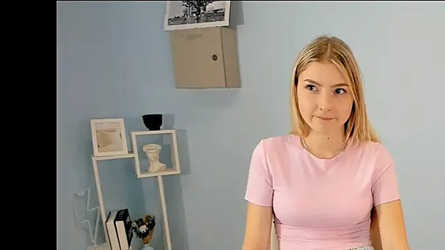 LaunaStrate online show from November 2025 07:19:02 AM