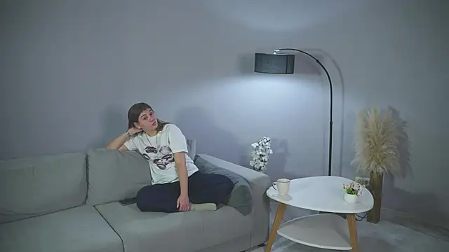 Snapshot of LyndaSkorcz chatting on November 2025 02:55:01 AM LyndaSkorcz online show from November 2025 02:55:01 AM