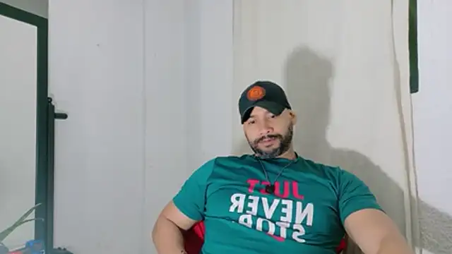 Snapshot of musclehetero chatting on June 2026 09:15:01 AM musclehetero online show from June 2026 09:15:01 AM