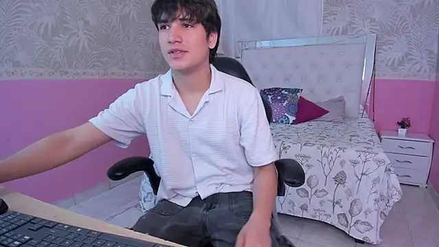 Snapshot of JakeSummer_ chatting on November 2025 01:44:02 PM JakeSummer online show from November 2025 01:44:02 PM