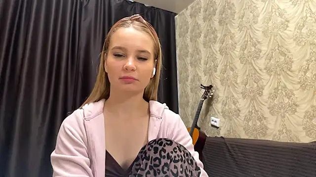 SophieLorein online show from November 2025 06:01:01 AM