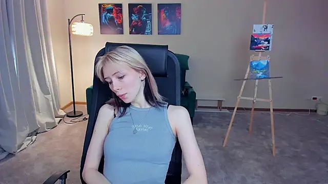 AuraMcvea online show from November 2025 08:13:01 AM