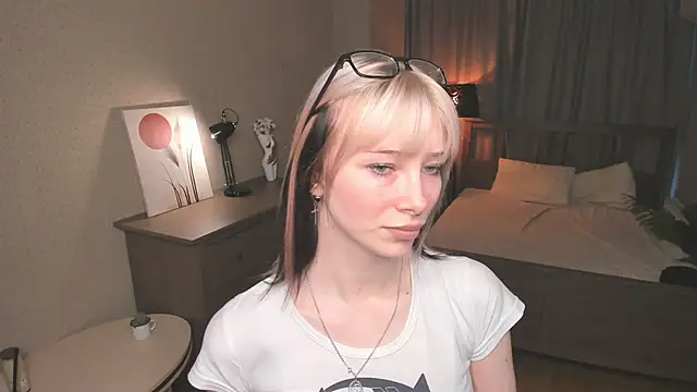 AuraMcvea online show from November 2025 07:31:02 AM