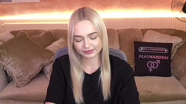 Ulianna Meow online show from November 2025 07:03:01 PM