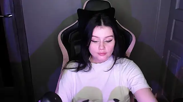 Snapshot of Moon_raven chatting on February 2026 11:01:02 PM Moon raven online show from February 2026 11:01:02 PM