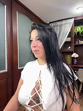 Snapshot of VictoriaHenao chatting on May 2026 09:23:01 PM VictoriaHenao online show from May 2026 09:23:01 PM