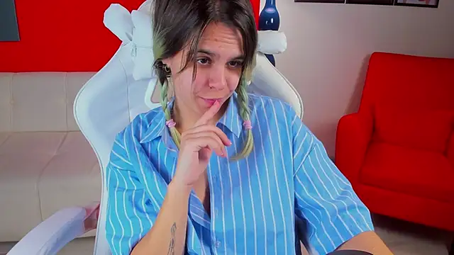 LiraBelle online show from December 2025 05:26:01 AM