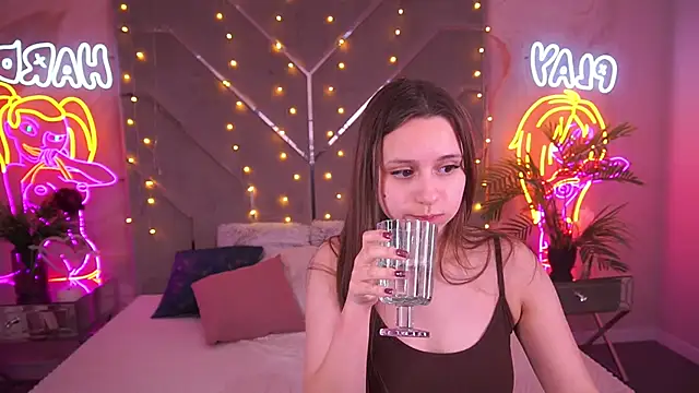 TinyNatalie online show from April 2026 06:19:02 PM