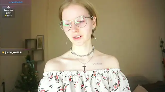 ToyaPletz online show from April 2026 06:04:02 PM