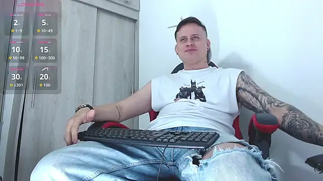 Snapshot of leon_cumming chatting on December 2025 11:45:01 PM leon cumming online show from December 2025 11:45:01 PM
