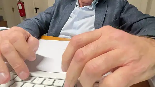 Snapshot of SimonZydar chatting on November 2025 04:20:01 PM SimonZydar online show from November 2025 04:20:01 PM