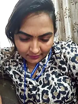 Snapshot of Tamil_Smiley_Queen chatting on November 2025 05:47:02 PM Tamil Smiley Queen online show from November 2025 05:47:02 PM