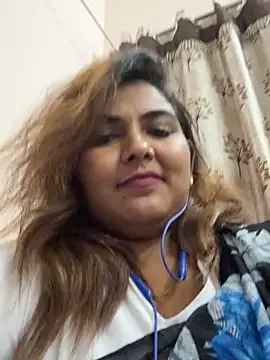 Snapshot of Tamil_Smiley_Queen chatting on November 2025 07:06:01 PM Tamil Smiley Queen online show from November 2025 07:06:01 PM