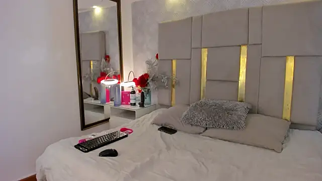 IsisBrown  online show from February 2026 07:59:01 PM