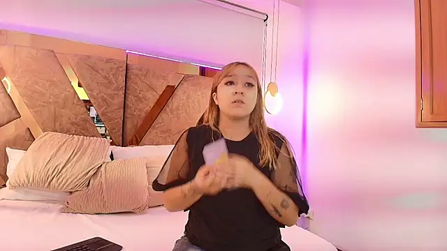 emma cook  online show from November 2025 09:28:01 PM