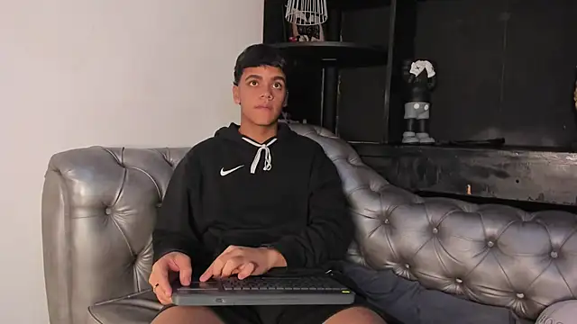 Isaac Collins  online show from November 2025 08:45:01 PM