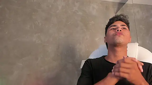 Simon Pernia online show from November 2025 06:54:01 PM